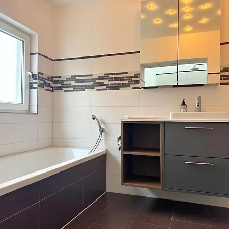 Im Hang Direkt Am Hafen, 4 Beds, 107m2 * 萨斯尼茨